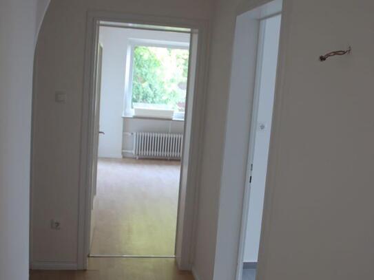 Schöne helle 4 Zimmer Wohnung in 2 Familienhaus (St. Gertrud)