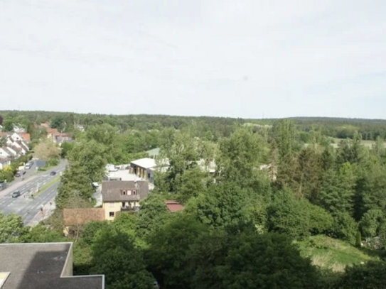 FREITAG 15 UHR BESICHTIGEN: Grüner Panoramablick von tollem Riesenbalkon zur Zwischenmiete in 2,5 möblierten Zimmer auf…