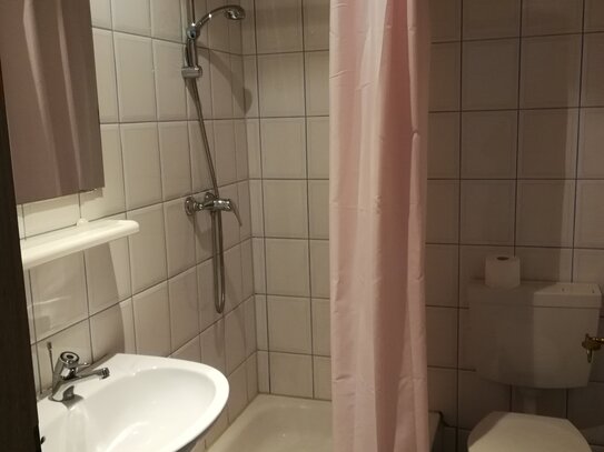 1-Zimmer mit eigenem Bad, Gemeinschaftsküche, Stellplatz, WLAN,…