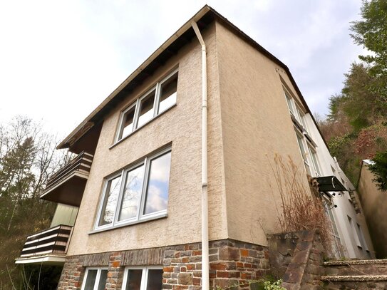 Dreiparteienhaus mit Doppelgarage und herrlichem Burgblick