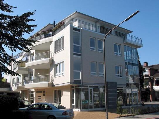 Topmoderne, helle 2 Zi.- Penthousewohnung mit Dachterrasse, Fahrstuhl u. Carport