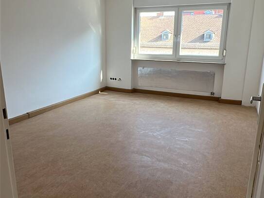 N-citynahe Lage, top renovierte, gut geschnittene 3-ZW mit Balkon
