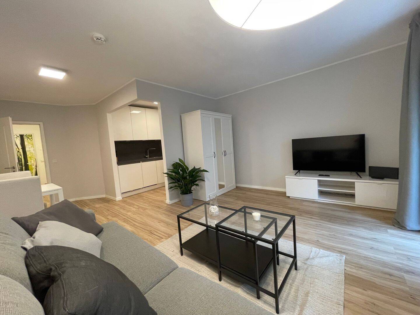 Schöne 43 qm 1-Raum Wohnung, möbliert mit Terrasse - Photo 1