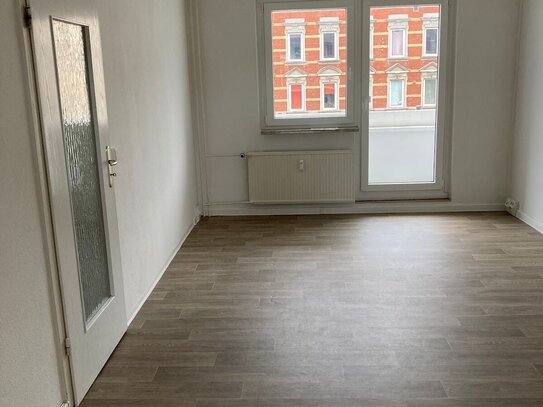 Hereinspaziert in Ihr neues Zuhause. 3-Raum-Wohnung in der Innenstadt mit Wanne und Balkon zu haben.