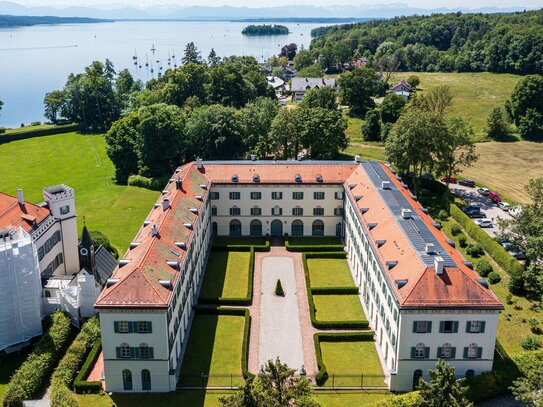 Traumhafte Wohnung mit Atelier. Im Schloss Possenhofen mit privatem Seezugang.