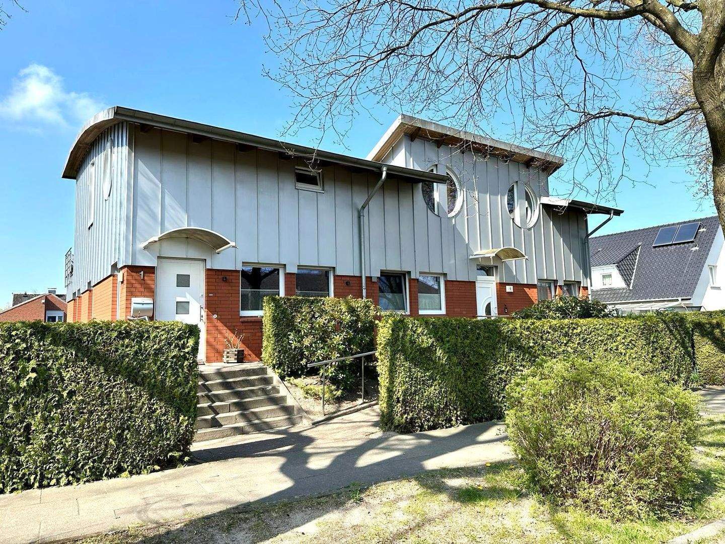 Hochwertige EG - Wohnung über 2 Ebenen mit 2 Garagen zu verkaufen