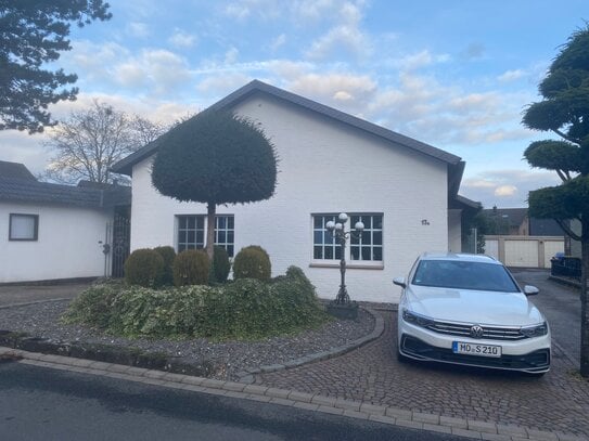 Provisionfrei - Freistehender Bungalow mit Einliegerwohnung