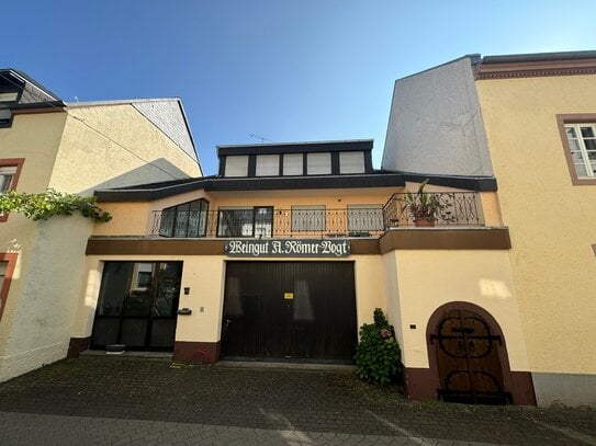 Imposantes Winzerhaus mit großzügigen Räumlichkeiten und Halle an der Mosel