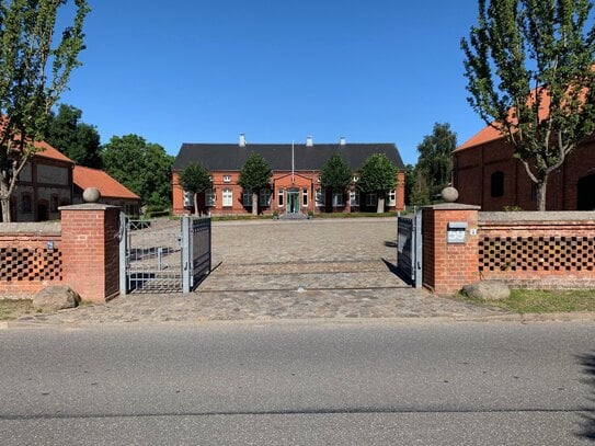 Außergewöhnlicher Dreiseitenhof in der Mecklenburger Seenplatte mit Zugang zum See