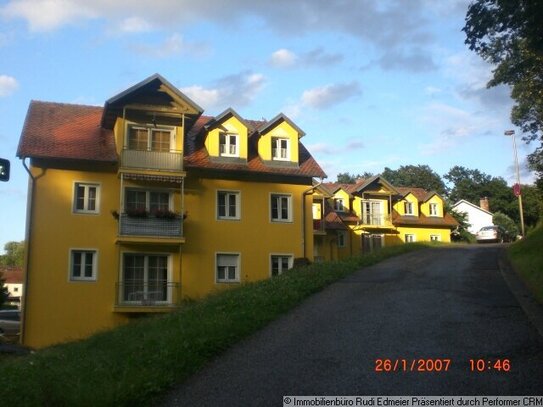 Schöne 3 Zimmer Dachgeschoss Wohnung mit Wintergarten und Balkon