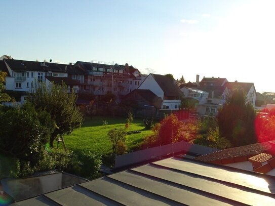 schöne, möblierte 2 Zimmer DG-Wohnung mit toller Aussicht & Klimaanlage in Bruchsal zu verkaufen.