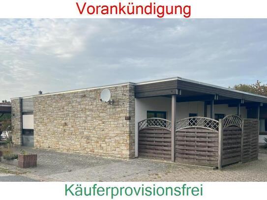 Käuferprovisionsfrei: Charmantes Flachdachhaus mit zwei Wohneinheiten, Garage, Carport und Garten in Zentrumsnaher La...