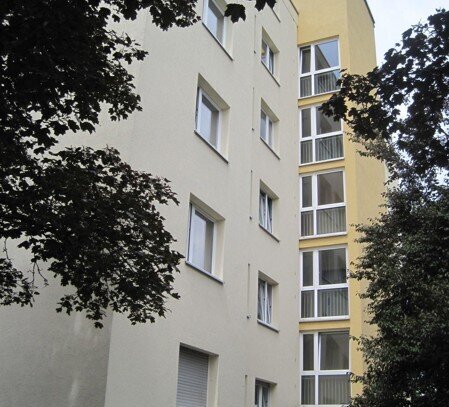 Schön renovierte, großzügige 2-Zimmer-Wohnung mit Balkon