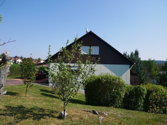 großes, freistehendes Einfamilienhaus mit Garten, Garage und Carport