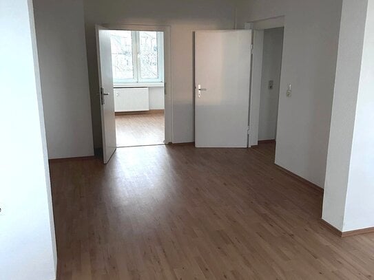 Schöne freundliche helle 3-R -Wohnung im 3.OG ca.58,37m² zu vermieten .