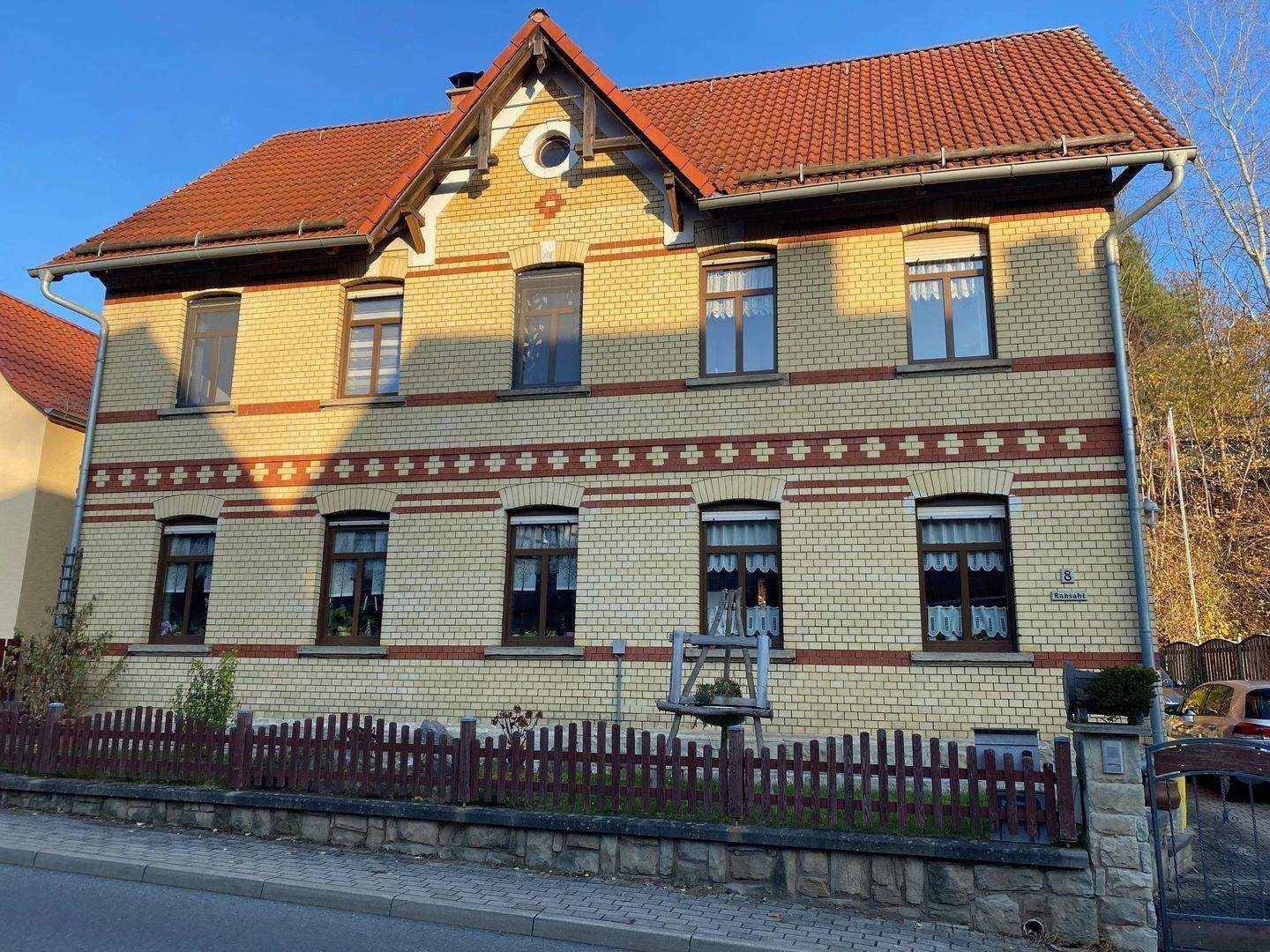 Immobilie in Kraftsdorf - Charmantes Familienhaus mit 6 Zimmern in der Gemeinde Kraftsdorf, mit sehr guter Verkehrsanbindung zum Hermsdorfer Kreuz, dem Knotenpunkt der A4/A9 - Bild 0