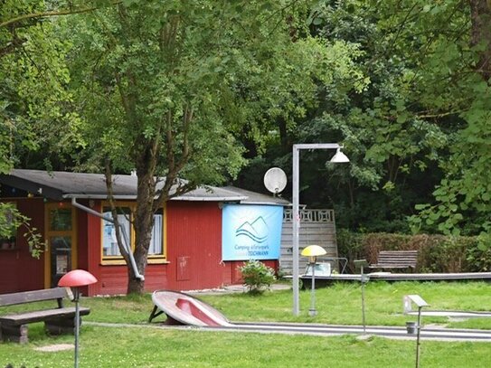 Minigolfanlage auf einem Ferienpark am See