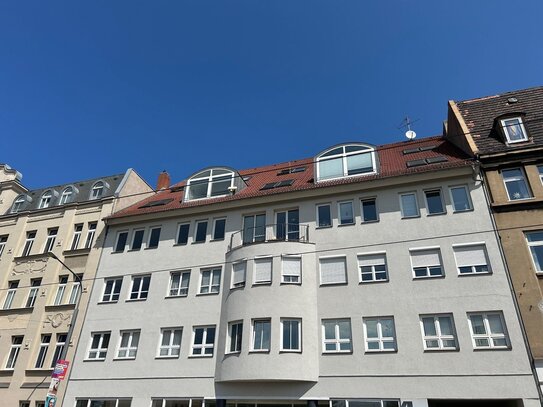 Ideal geschnittene, frisch renovierte und zentral gelegene Wohnung mit Aufzug und Balkon!