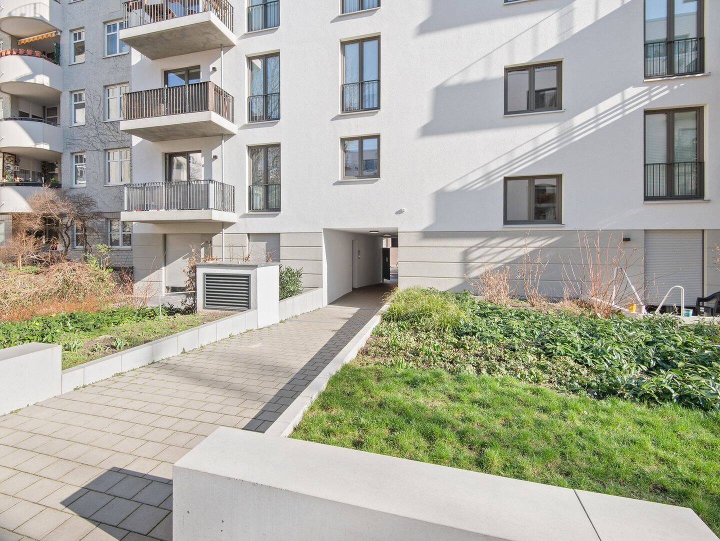 Großzügige 3 Zimmer Wohnung mit Terrasse und Einbauküche - Foto 1