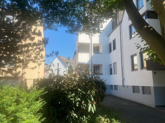 gut geschnittene Zweizimmer-Wohnung mit Balkon und Einbauküche in ruhiger Grünlage