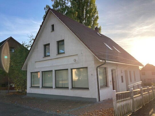 Freistehendes Zwei-Familienhaus mit Anbau!