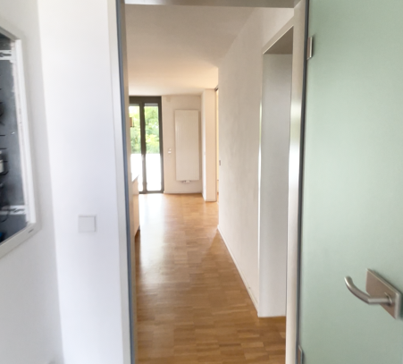 Moderne helle Wohnung mit Blick