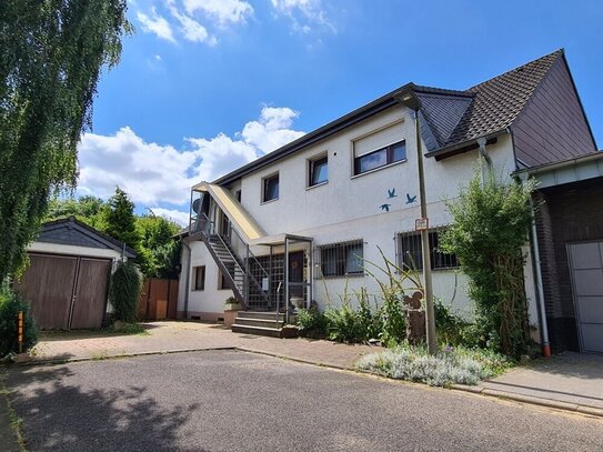 Zweifamilienhaus mit viel Platz und einem Märchengarten