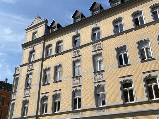 Großzügige 3-Zimmer mit Laminat, Wannenbad mit Fenster und Balkon in zentraler Lage