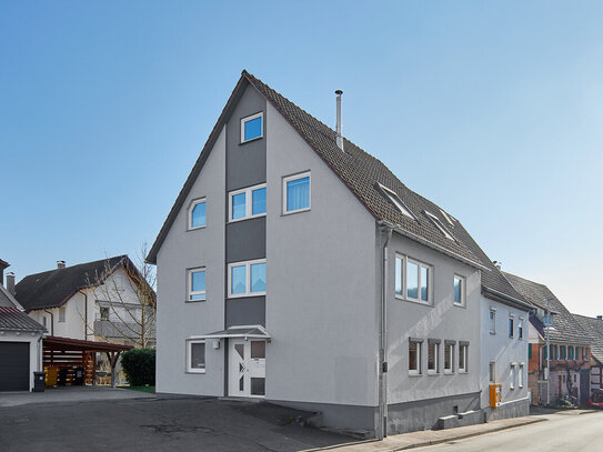 Mehrfamilienhaus mit Gartenanteil, Stellplätzen und Carport in zentraler Ortslage von Asperglen