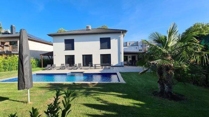 Provisionsfrei, Möblierte, moderne Stadtvilla mit Pool in ruhiger Lage mit Garage - Photo 1