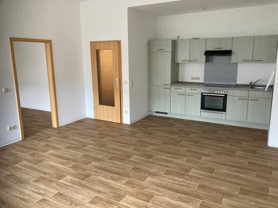 Großzügige 2-Raum-Wohnung im Altbau mit Einbauküche, Wanne und Aufzug frei.