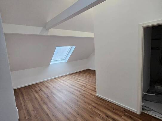Tolle und helle Dachgeschoss-Wohnung - komplett saniert mit Einbauküche