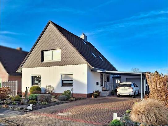 Gepfl. Einfamilienhaus mit Einliegerwohnung - ruhige Lage - Garage u. Carport - großes Grundstück!