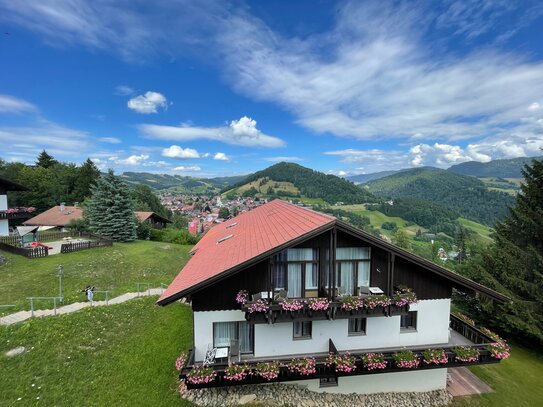 HELLE UND NATURNAHE DACHGESCHOSSWOHNUNG MIT TG-STELLPLATZ UND WUNDERVOLLER AUSSICHT