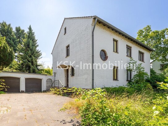 Großes Zweifamilienhaus mit Sanierungsbedarf.