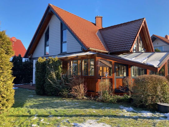 Gepflegtes Einfamilienhaus mit interessanter Architektur und Doppelcarport in Ortsrandlage