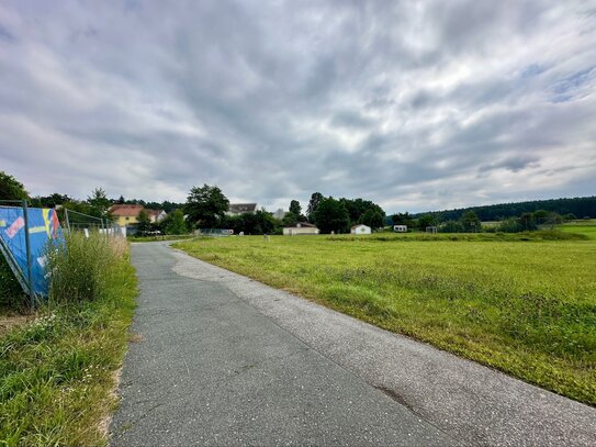 Bauplatz für Doppelhausbebauung! Zirndorf-Weiherhof ~ Weitblick über Wiese und Feld