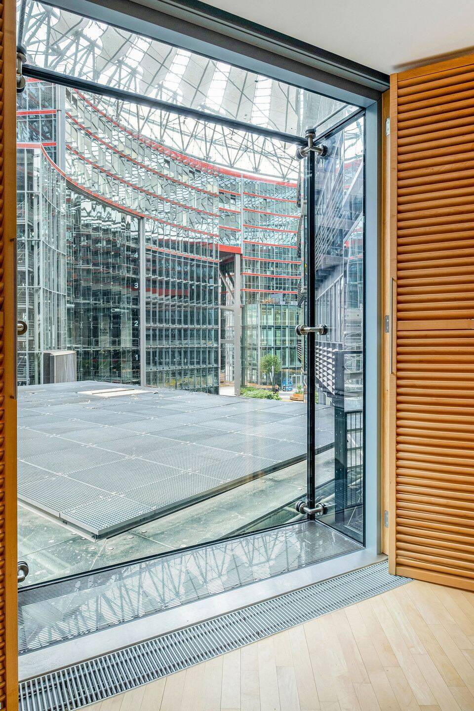 Zwischen High-Tech und Tiergarten: Wohnen in der Esplanade Residence - Photo 1