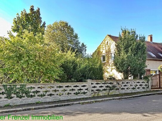 Doppelhaushälfte - großes Grundstück - 2 Garagen - Gartenhaus aus Gründerzeit