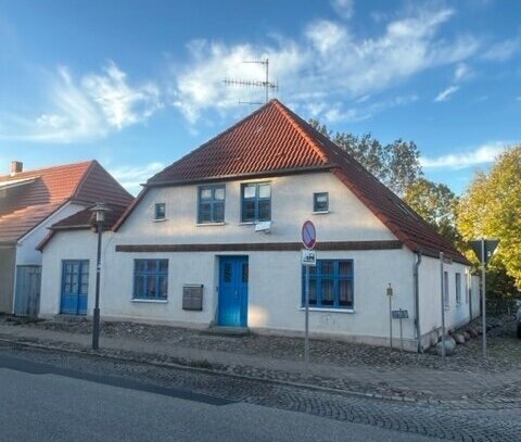 Ein ehemaliges Kapitänshaus wird als umgebautes, teil modernisiertes Mehrfamilienhaus mit großzügigem Grundstück in Gar…