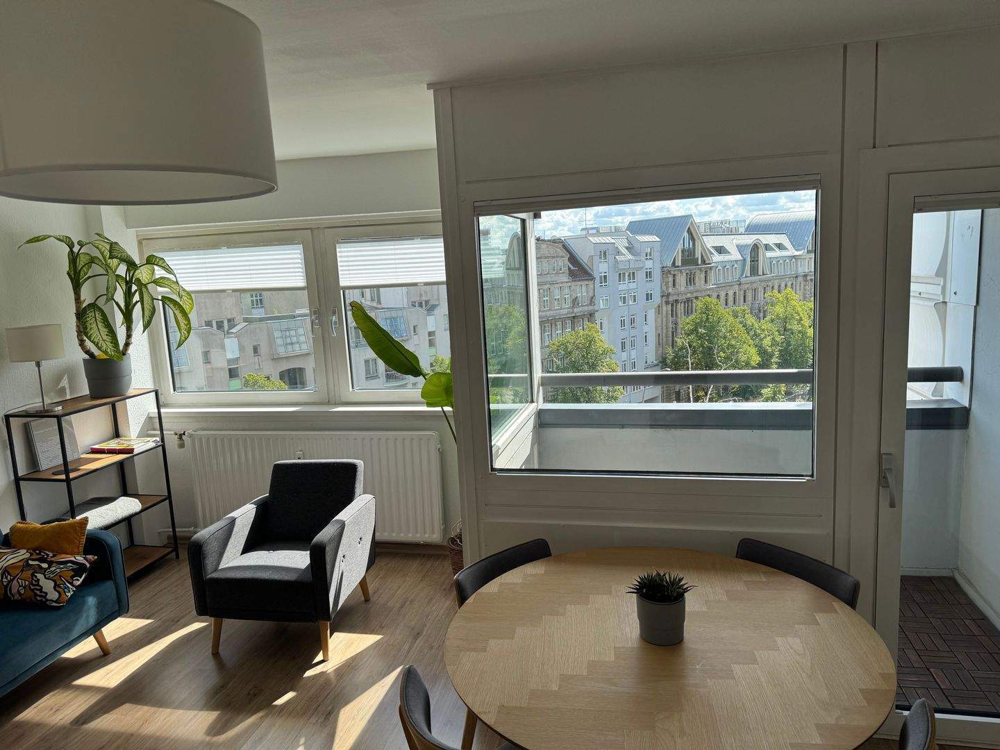 Sehr helle 2-Zimmer Wohnung mit Balkon neben Berliner Galerie - Photo 1