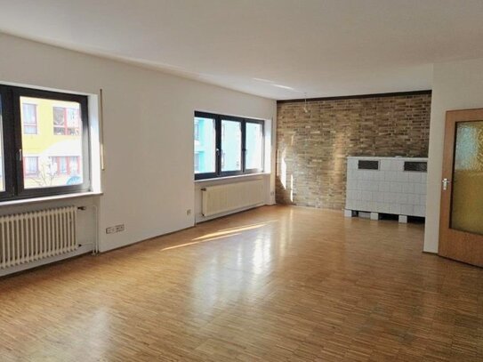 Zentral gelegene 5-6 Zi. Wohnung mit großem Balkon / Wohnung mieten