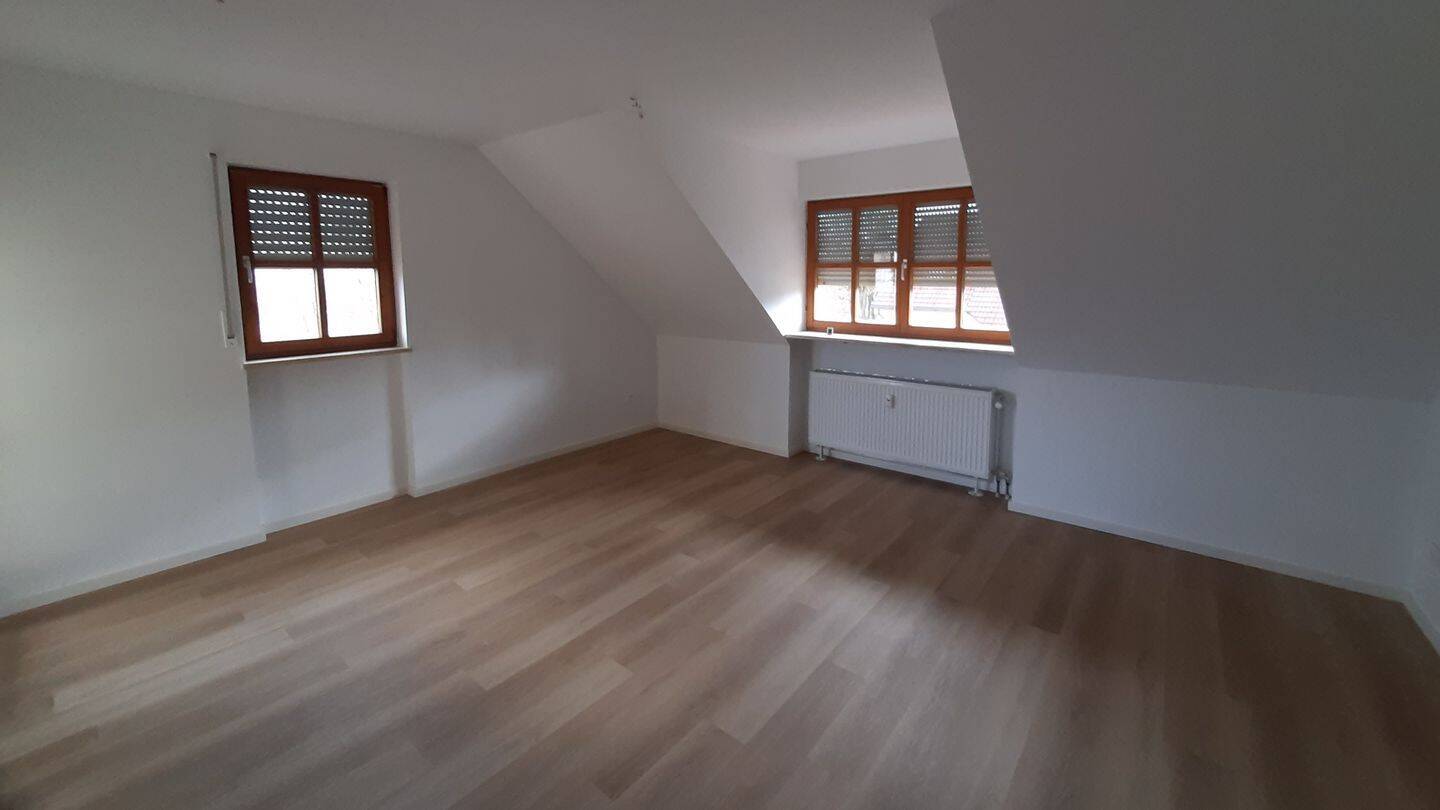                                                               Sch&ouml;ne, renovierte Dachgeschosswohnung zu vermieten                                                       in Altdorf (Landshut)