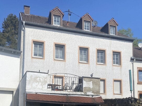 NEWEL - BUTZWEILER - Beidseitig angebautes Einfamilienhaus mit Balkon und 2 Stellplätzen