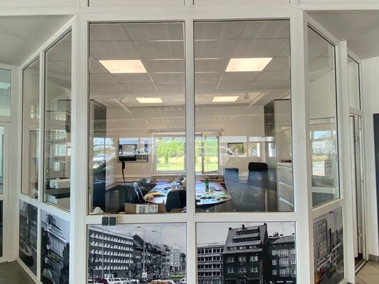 Helles Glasbüro in modernem Autohaus in Dessau