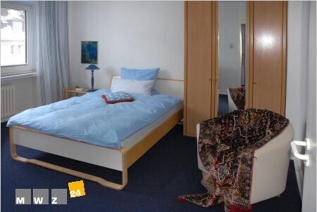 Oberkassel: Single-Apartment mit Gartenmitbenutzung in bester Wohnlage. Wohn-Schlafraum mit Bett,