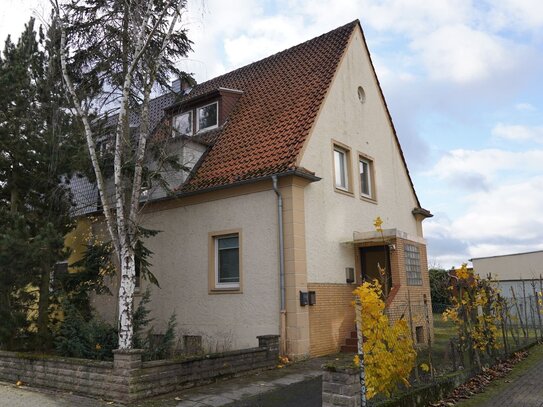 * Immobilie mit Gestaltungspotenzial * - Zweifamilienhaus mit 6 Garagen am Stadtrand von Peine