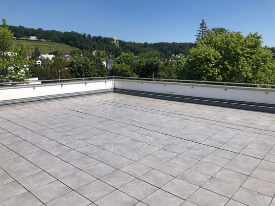 Wohnung mit wunderschöner Aussicht - tagsüber und abends - mit großer Dachterrasse