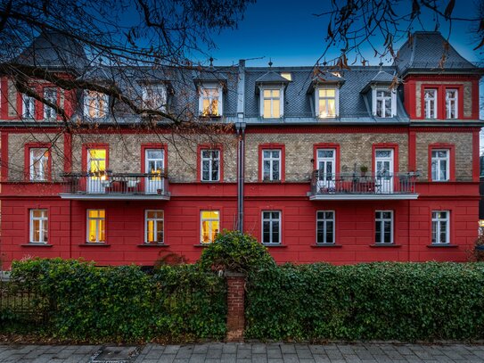 Logenplatz am Schlosskanal: 3- bis 4-Zimmer-Wohnung in traumhaftem Altbau-Juwel