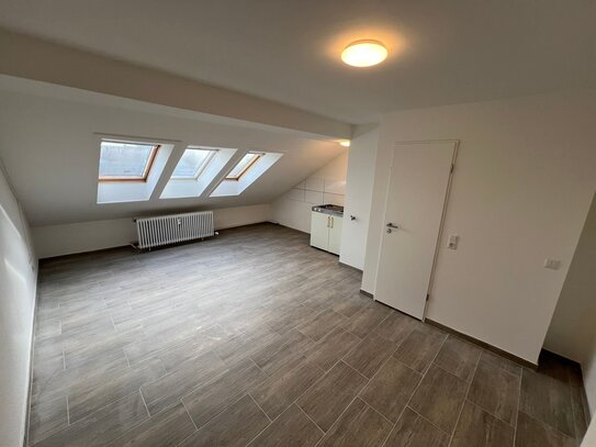 Großzügige 1-Zimmer-Dachgeschoss-Wohnung komplett Saniert mit schönem Ausblick, Aufzug, Stellplatz